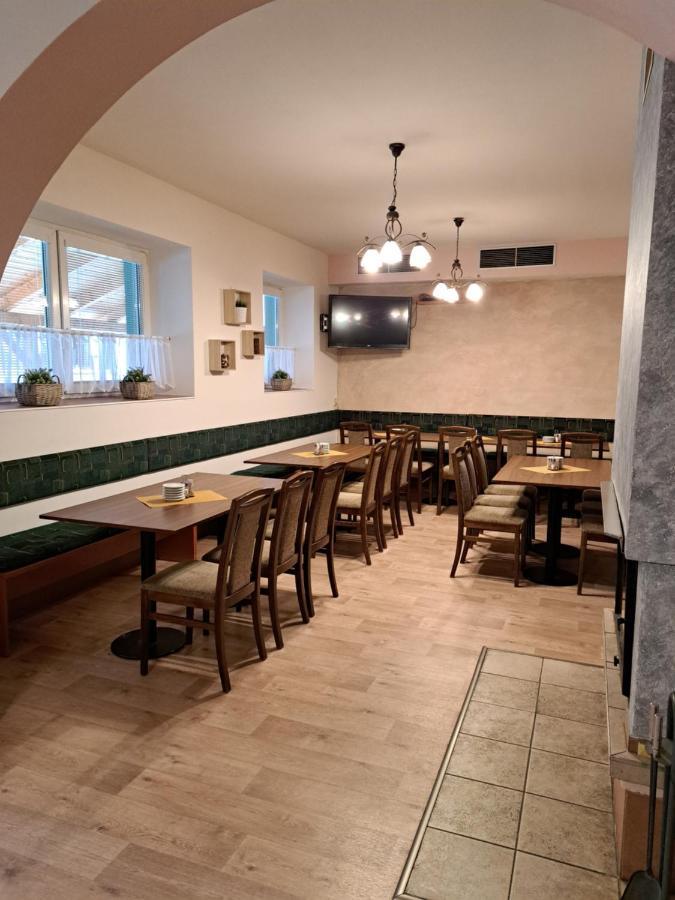 Penzion A Pizzerie Na Zalozne Kobylí 外观 照片