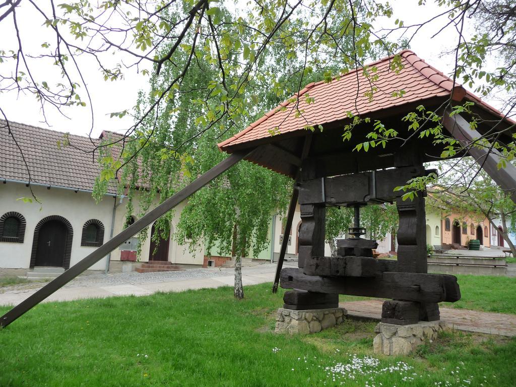 Penzion A Pizzerie Na Zalozne Kobylí 外观 照片